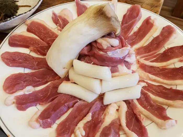 숭어리맛집의 오리 로스와 버섯, 떡의 플레이팅