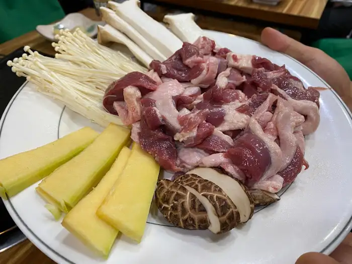 숭어리맛집의 신선한 오리 로스와 곁들임 채소
