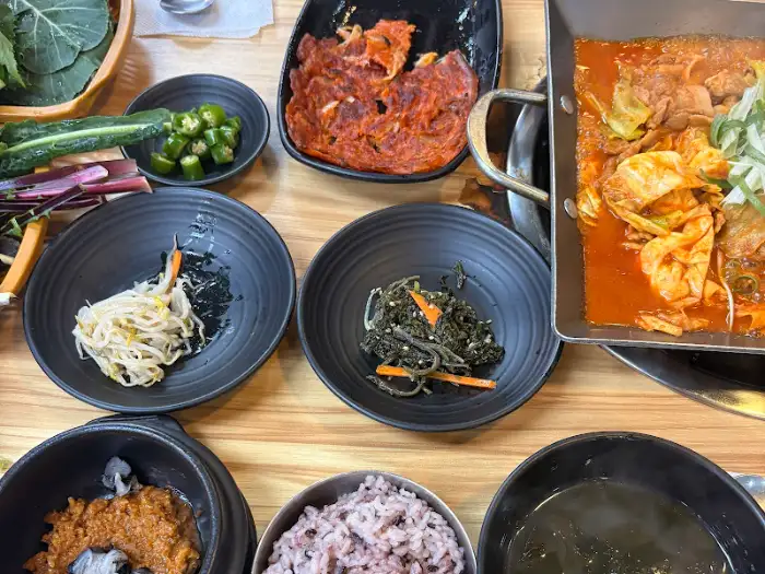 쌈밥과 함께 제공되는 다양한 밑반찬
