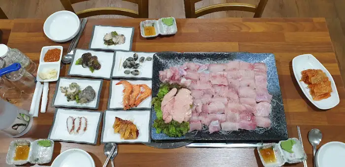 다양한 해산물 밑반찬과 메인 회 사진