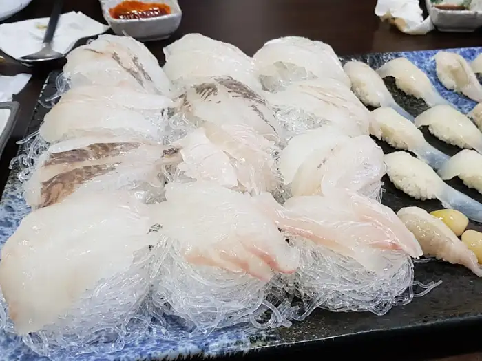 회를 곁들인 밥 사진 (초밥처럼 보임)
