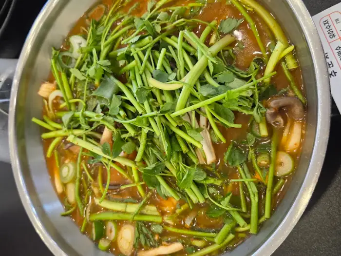 채소와 버섯 등이 풍성하게 담긴 샤브샤브 육수 솥