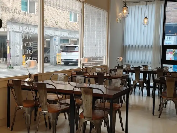 제임스시카고피자 군산수송점 내부의 테이블과 의자, 창밖 풍경