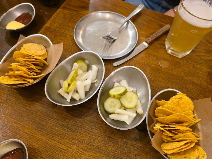 제임스시카고피자 군산수송점의 나초와 피클, 맥주