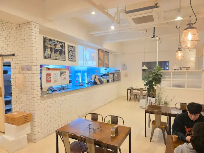 제임스시카고피자 군산수송점 내부의 카운터와 테이블