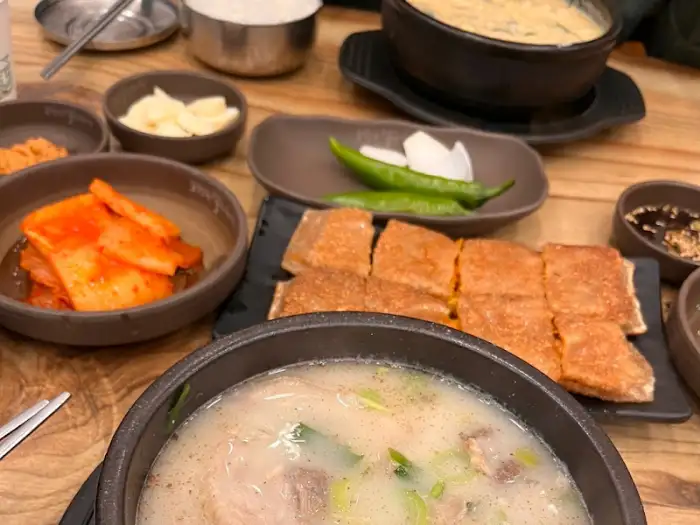 테이블 위 음식 차림