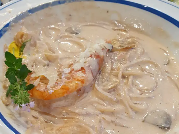따뜻하게 구워진 빵과 올리브 오일, 피클이 담긴 접시