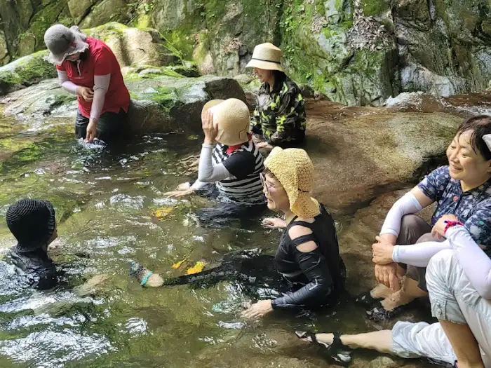 계곡에서 물놀이하는 사람들