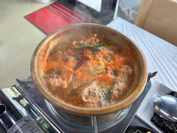 김이 모락모락 나는 양푼이 섞어탕