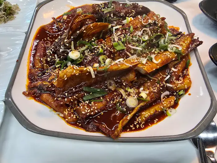 먹기 좋게 잘린 메밀전병