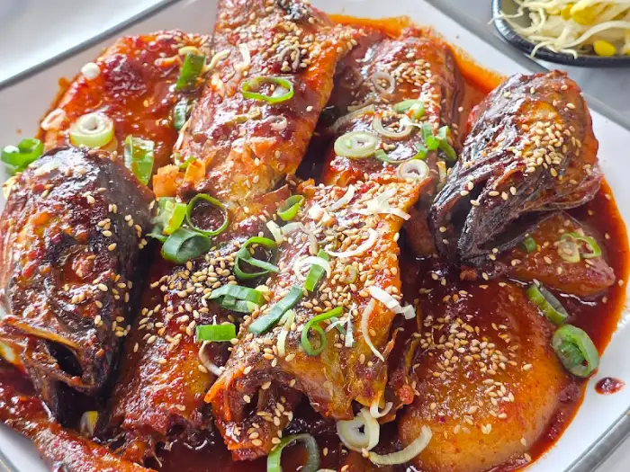 다양한 밑반찬과 메인 요리