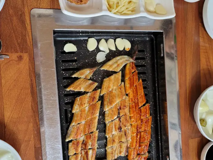 불판 위에서 맛있게 구워지고 있는 민물장어
