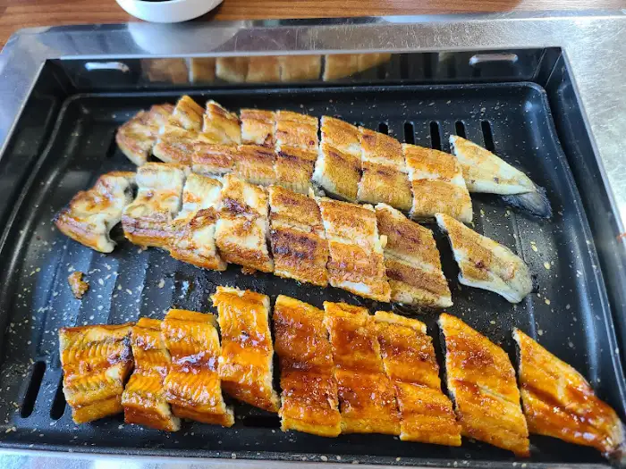 잘 구워진 장어 조각들
