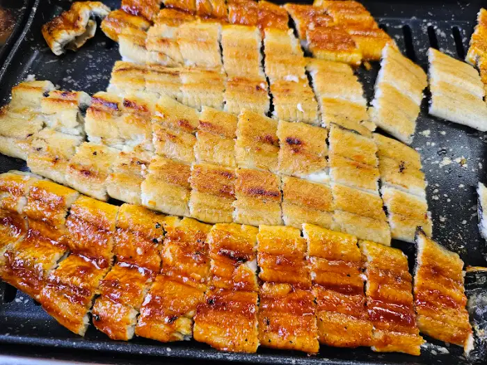 다양한 각도에서 본 장어구이