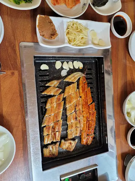 장어구이와 장어탕, 곁들임 찬