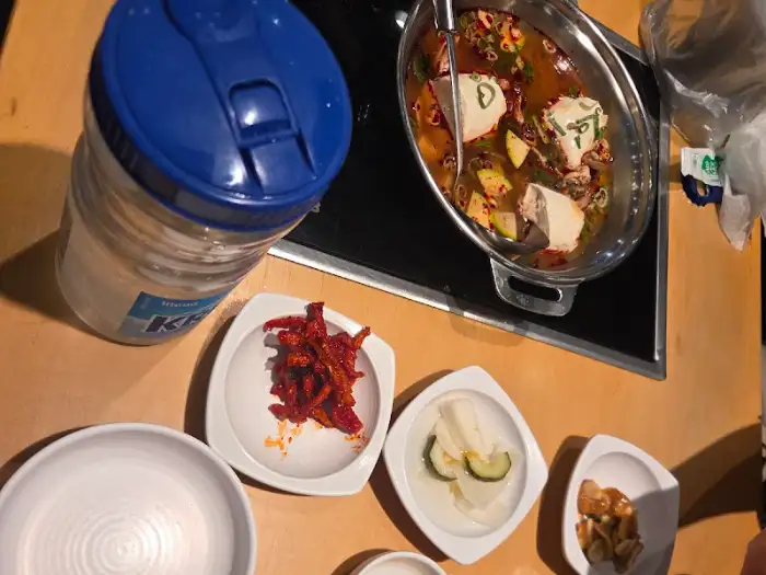 푸짐하게 차려진 한상차림과 서비스 순두부찌개