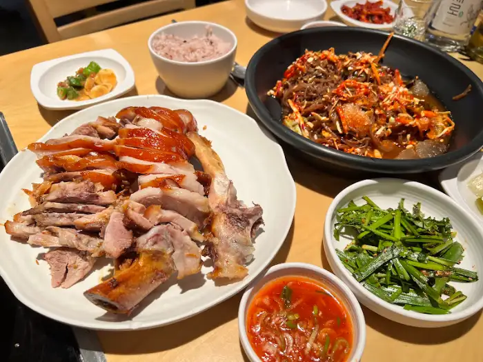 족발, 막국수, 순두부찌개 등이 포함된 상차림