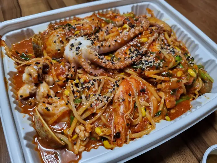 아구찜 속에 있는 새우와 낙지, 조개 등 다양한 해산물이 보인다.