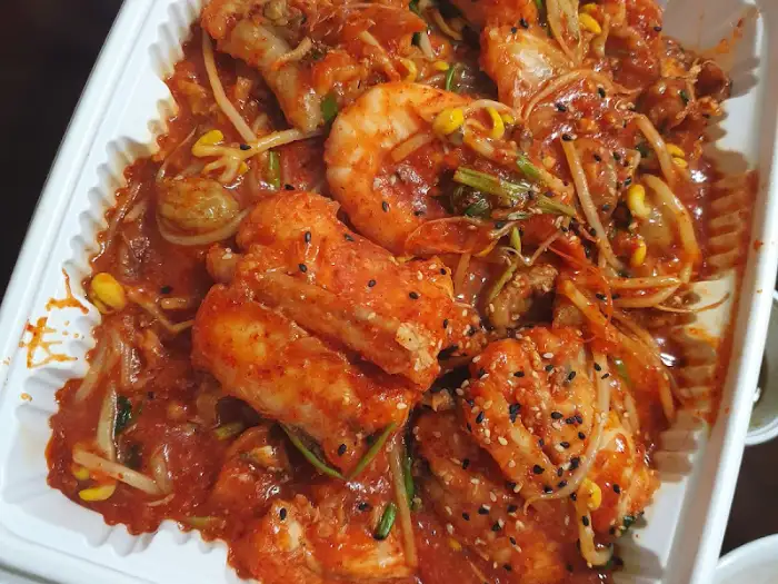 아구찜 접시 위로 보이는 콩나물의 모습. 아삭한 식감을 더해줄 것으로 예상된다.