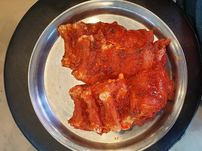 양념이 가득한 닭갈비 덩어리