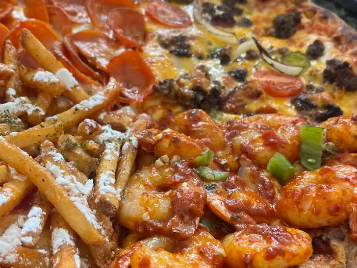 네 가지 맛 피자의 모습, 새우, 페퍼로니, 감자튀김, 미트 토핑이 섞여 있다.