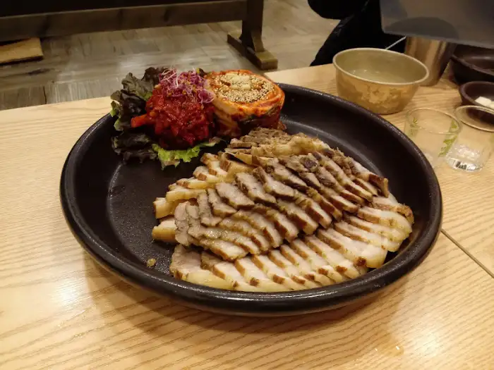 보쌈과 김치 한 접시