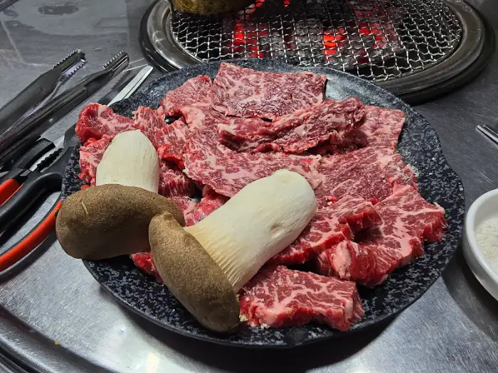 노릇하게 구워지고 있는 삼겹살