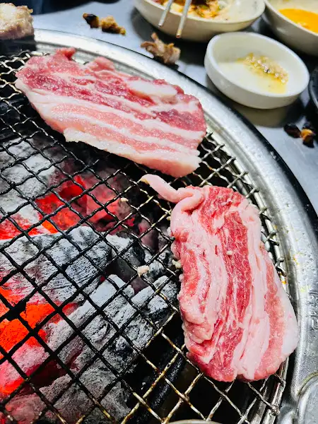 석쇠 위에서 구워지는 삼겹살 조각