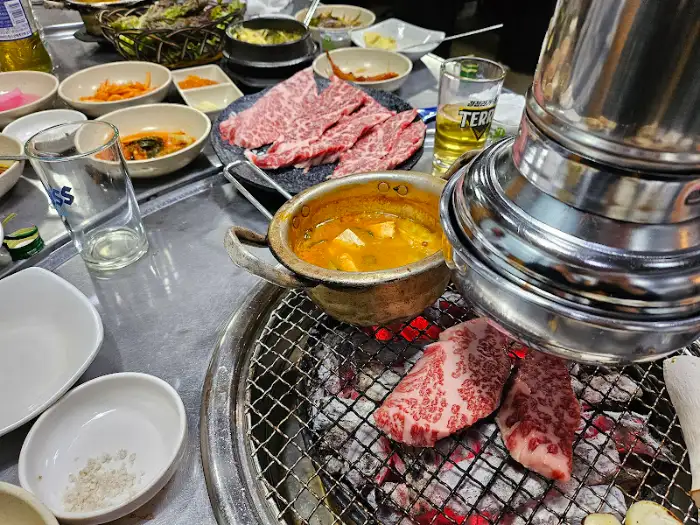 다양한 밑반찬과 함께 차려진 식탁