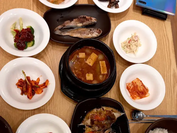 다양한 밑반찬과 된장찌개