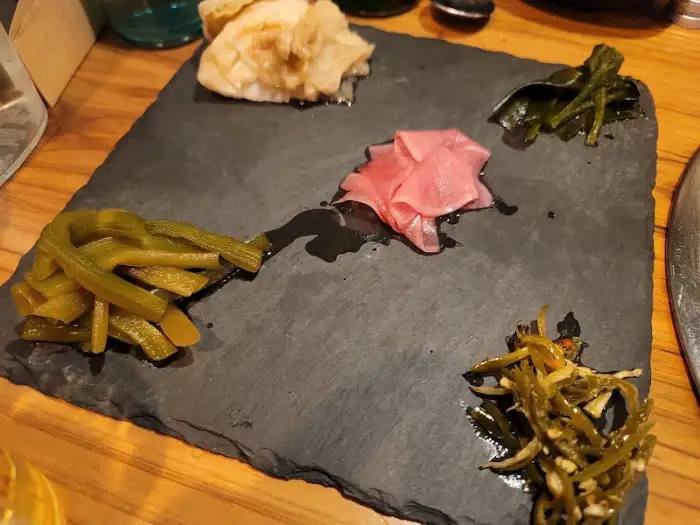 다양한 종류의 짱아찌와 쌈 채소가 정갈하게 담겨 나온 모습