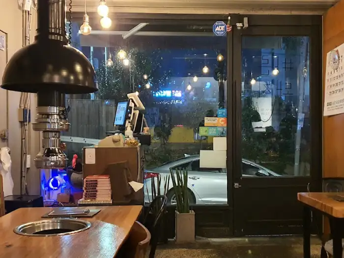 내부에서 바라본 가게 외부 모습, 저녁 거리 풍경이 보인다