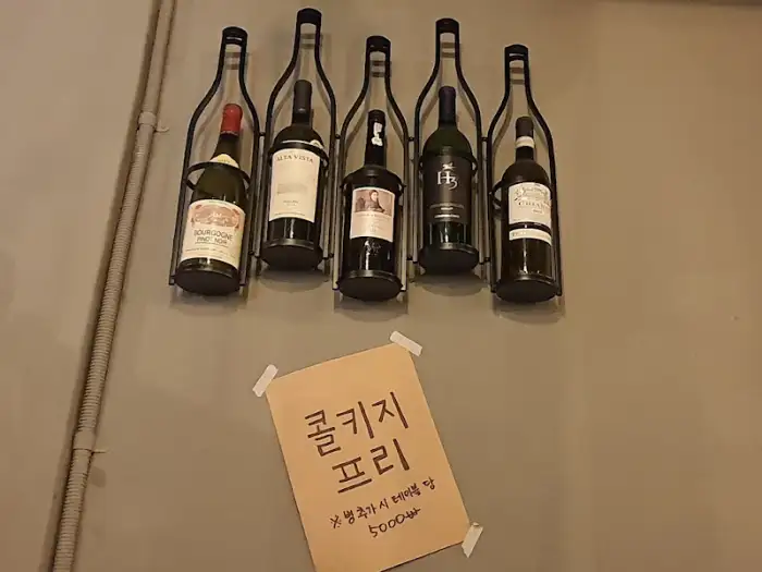 맛있게 구워진 돼지고기와 버섯, 마늘이 불판에 놓여 있는 모습