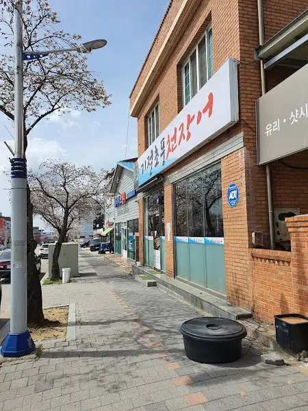 식당 내부와 도로변 모습