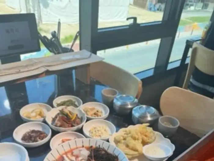 테이블 세팅 및 음식 일부