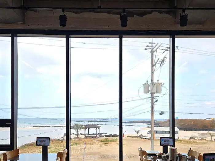 통유리창으로 보이는 바다 풍경