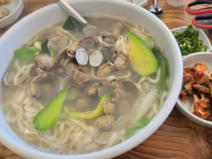바지락 칼국수 한 그릇과 곁들임 반찬들