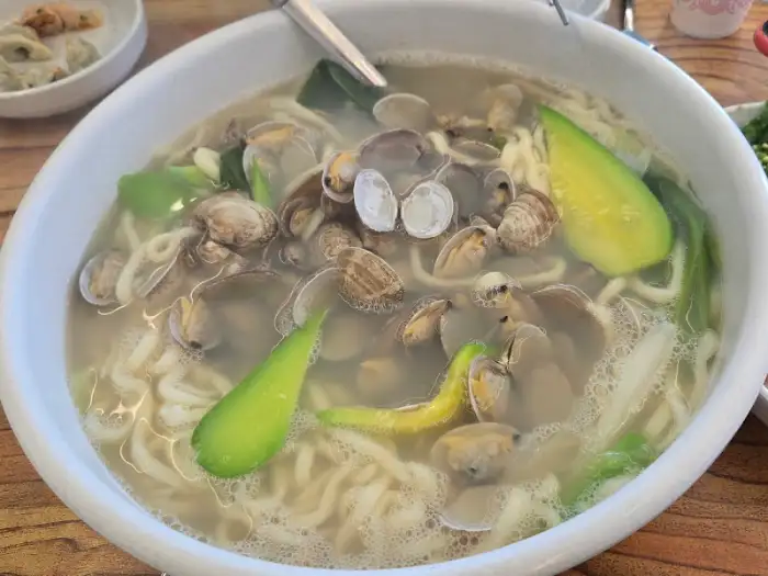 바지락 칼국수의 풍성한 건더기 모습