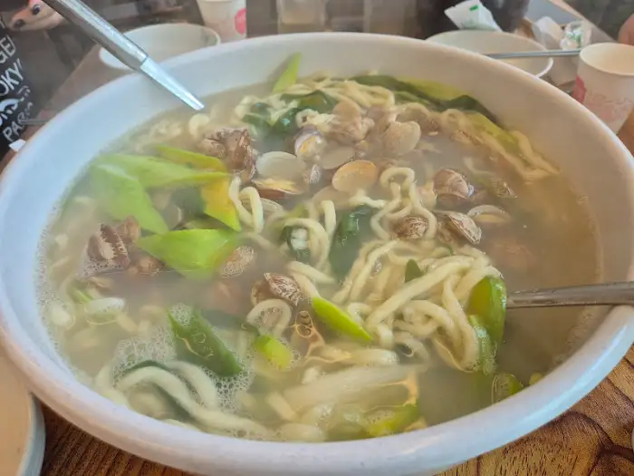 바지락 칼국수 그릇에 담긴 푸짐한 모습