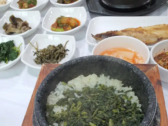함백산돌솥밥 실내 테이블 세팅