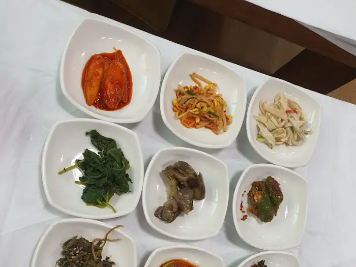 곤드레 돌솥밥과 반찬들