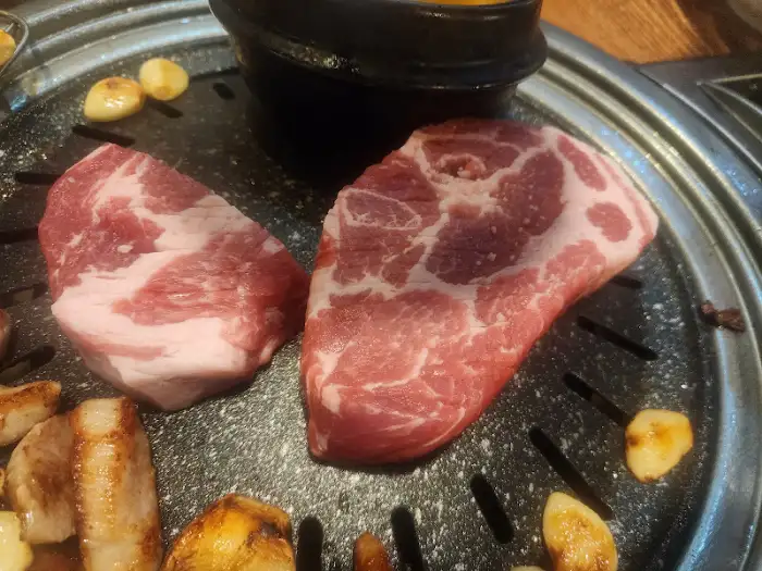 신선하고 마블링이 좋은 생 목살 덩어리