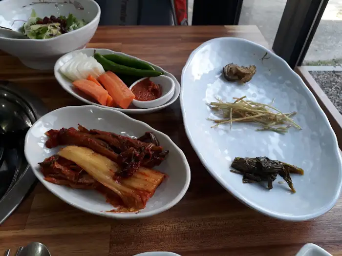 김치와 채소 스틱이 담긴 접시