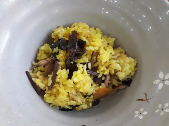 밥에 섞인 재료들