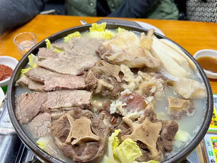 테이블 위에 차려진 설렁탕 메뉴