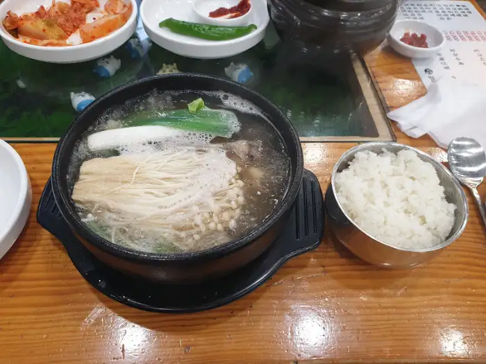 맑은 국물의 탕과 밥