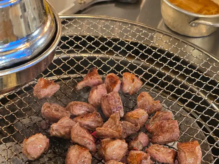 숯불 위에서 맛있게 익어가는 고기 조각들