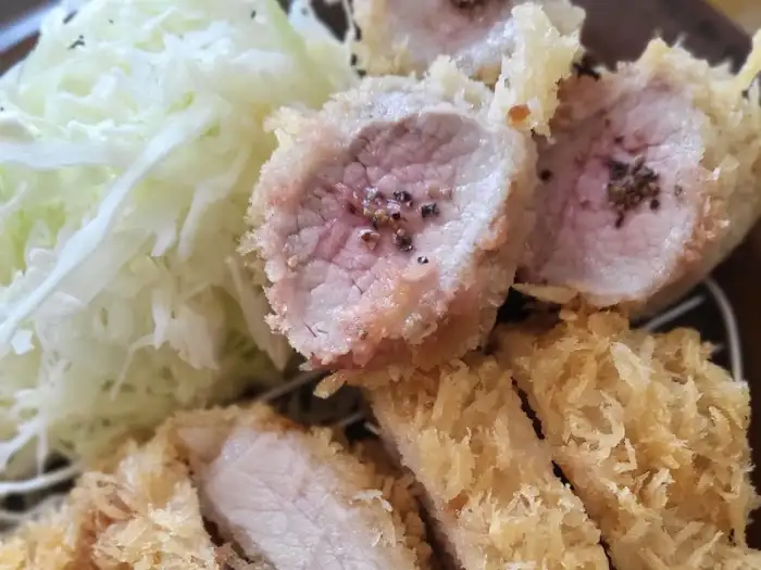 치즈가 듬뿍 올라간 라클렛 돈까스 클로즈업