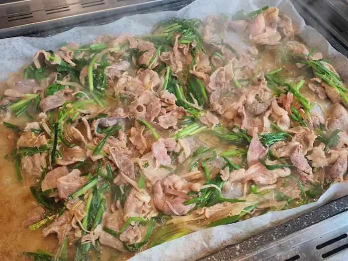 따뜻하게 끓고 있는 오리 불고기와 채소