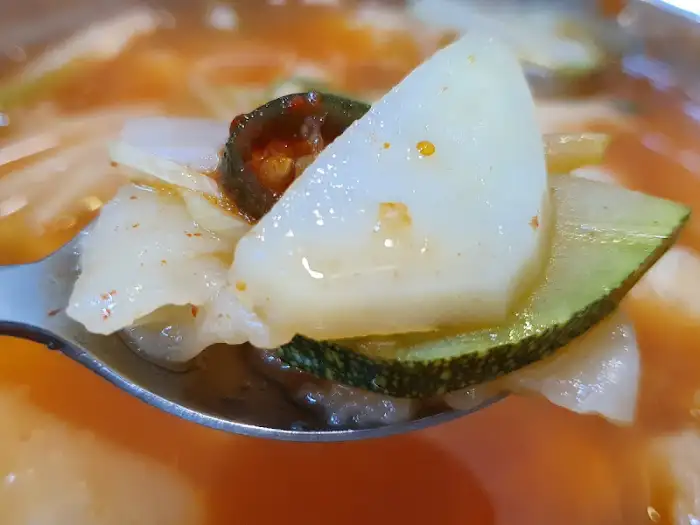 수제비 한 숟가락 근접샷